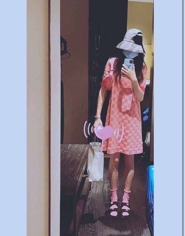 唐嫣晒家中内景照，穿名牌对镜头玩自拍，家装风格走传统路线