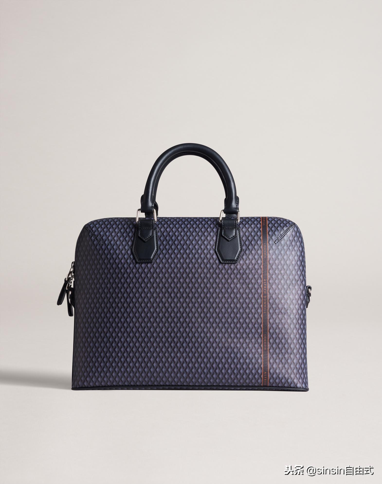 「时尚」1组机刻花纹行李包几件尼龙羽绒夹克衫还有3项跨界合作款