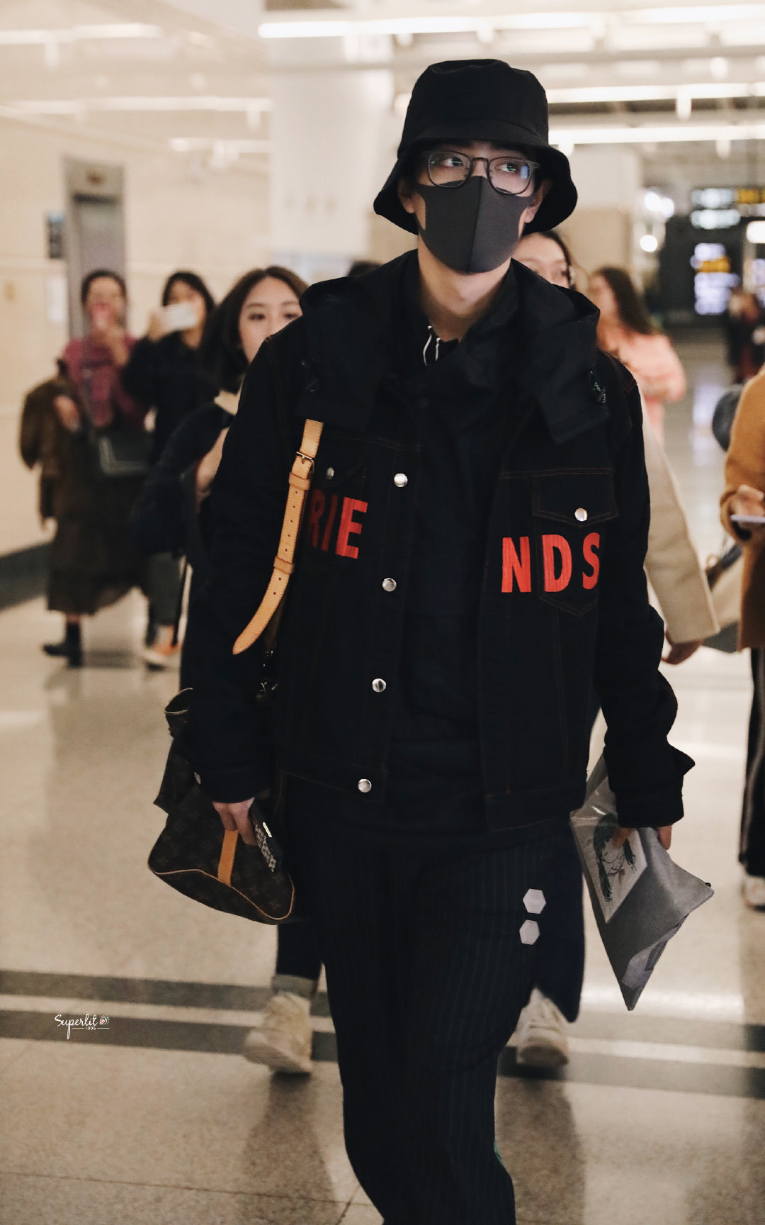 肖战西装露腹肌照片高清,肖战上半身露出腹肌图