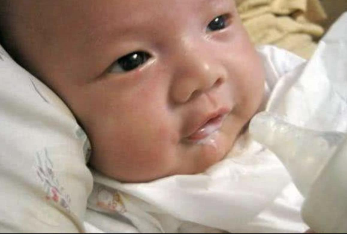 宝宝吐奶怎么办6个方法改善,宝宝吐奶多怎么办最有效