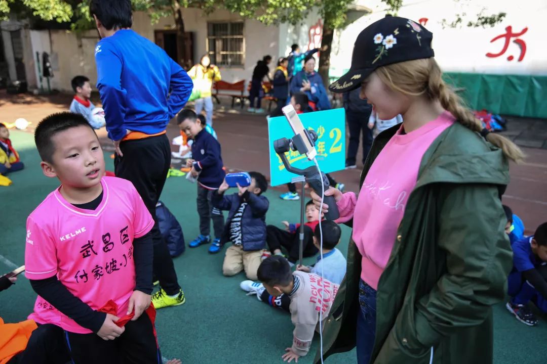 鄂老甲A走进傅家坡小学足球少年与前亚洲第一高中锋切磋球技