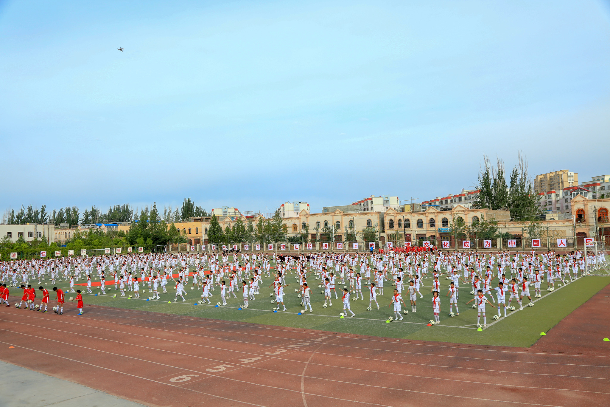 梦想书包公益行——国际小姐与夏马勒巴格镇中心小学足球小将互动