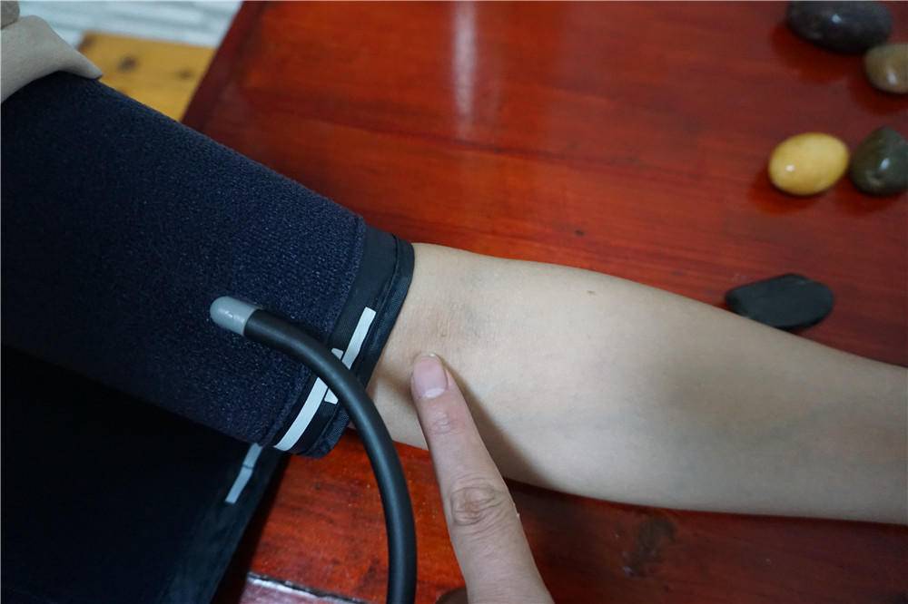 爱尔泰血氧饱和度仪,aicare电子臂式血压计