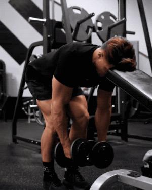 肩部圆肩训练动作哑铃,锻炼肩膀三角肌的哑铃训练动作