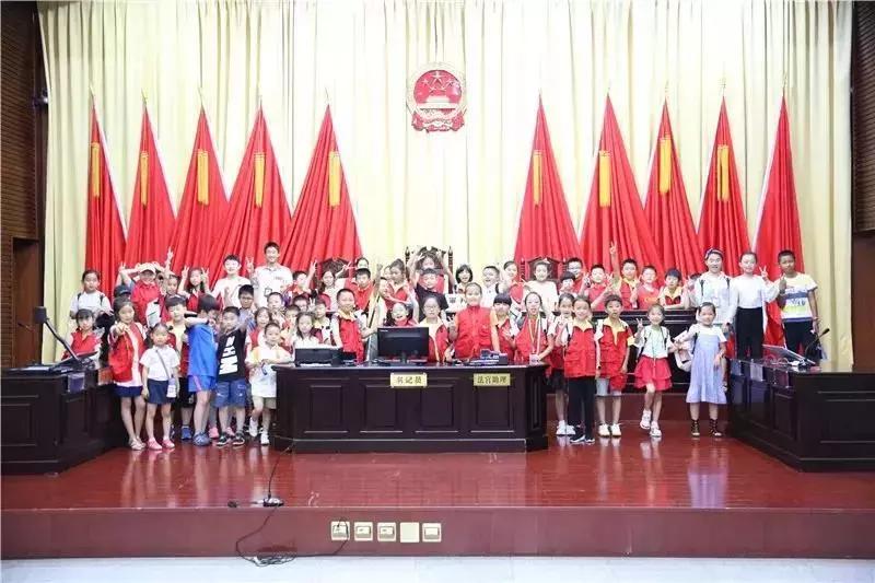 “零距离”体验！青岛小主人报记者团走进黄岛法院