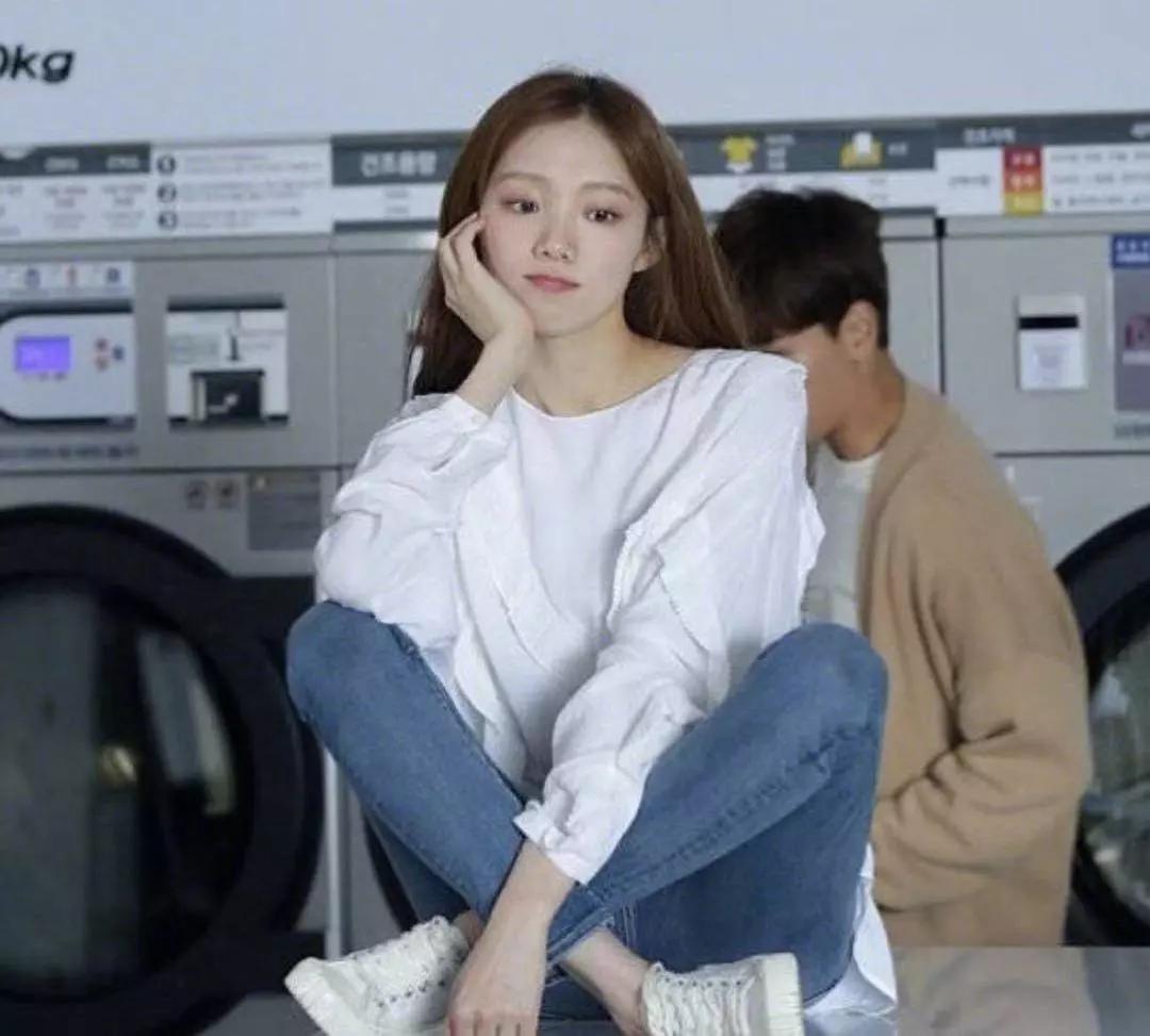 小白鞋休闲时尚大牌,时尚百搭单品莫过于小白鞋