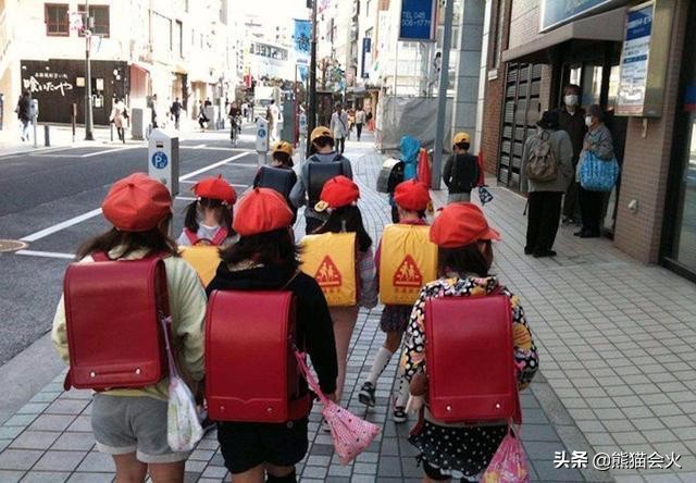 日本小学生上学为什么家长不担心,日本小学生上学父母少接送