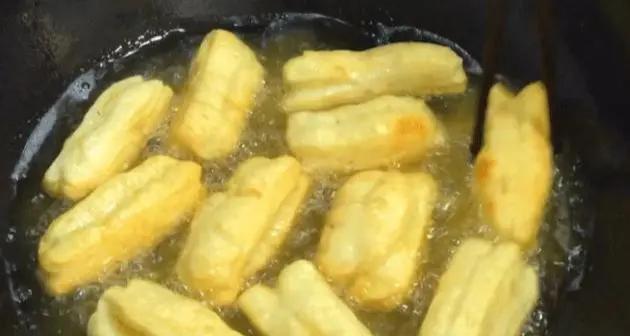 无矾酥脆油条的做法和配方超实用,油条做法蓬松酥脆不用醒面一晚上