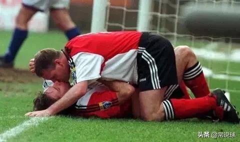 足球球员之间的吻,足球接吻镜头视频