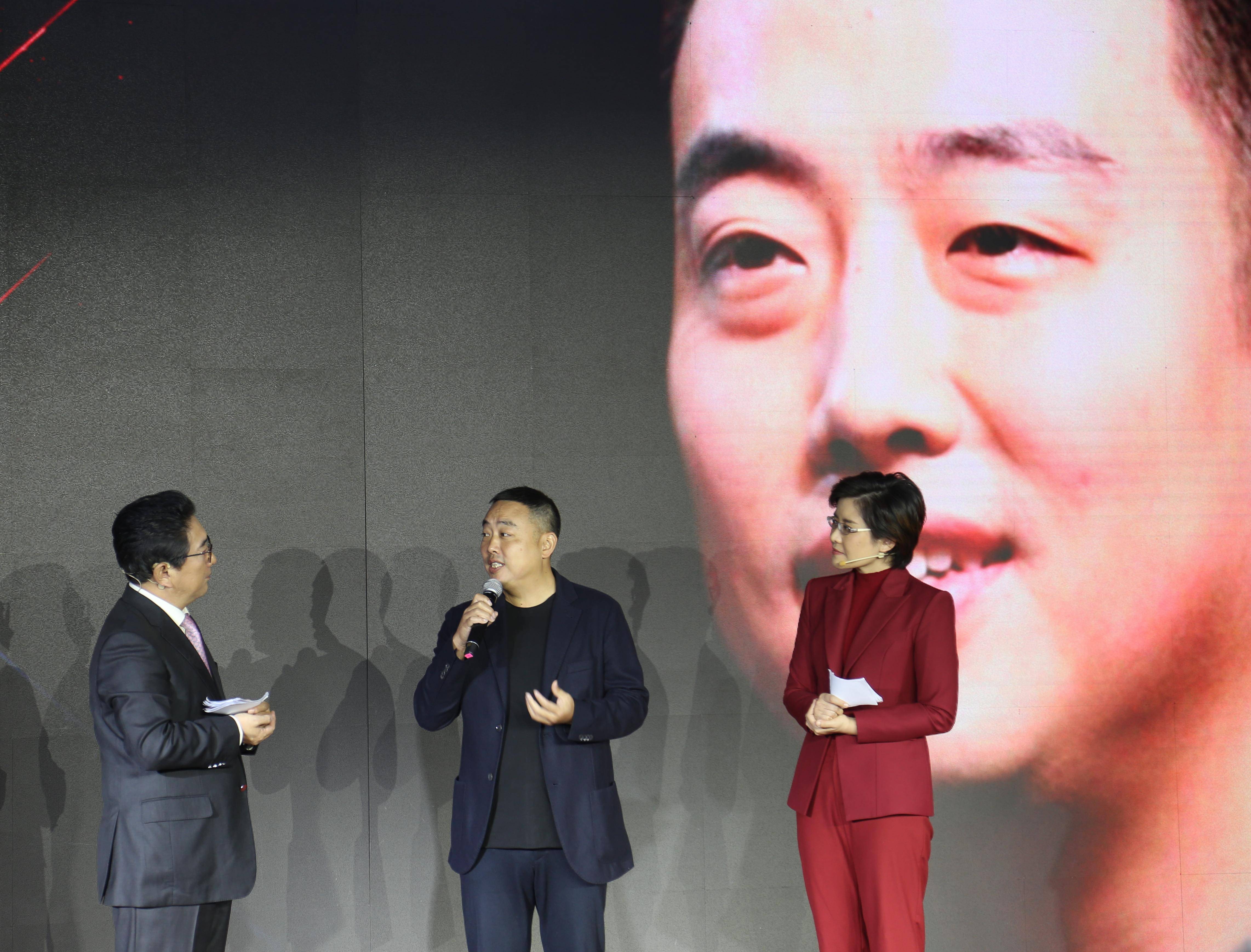 50年前庄则栋用一段织锦连接中美乒乓，50年后的这次主角是刘国梁