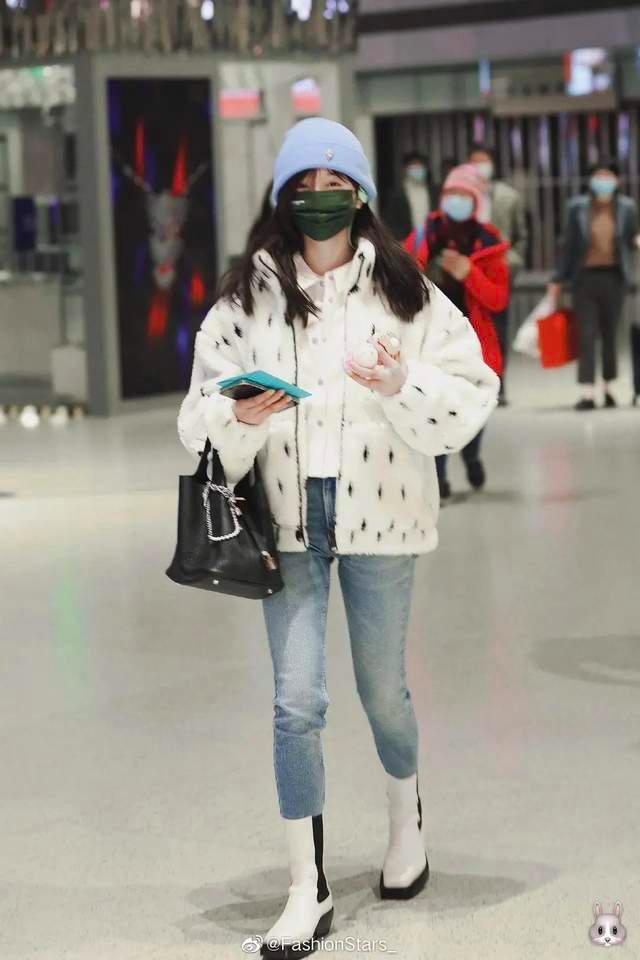 看何穗江疏影的穿搭,江疏影银色垫肩礼服