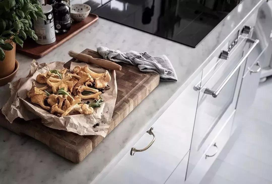 橱柜台面用大理石好还是石英石好,橱柜大理石台面宽度标准