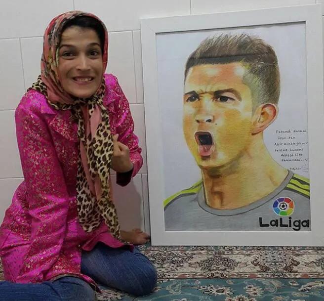 可敬的人！伊朗残疾女孩用脚画C罗：希望他（C罗）能看到我的画