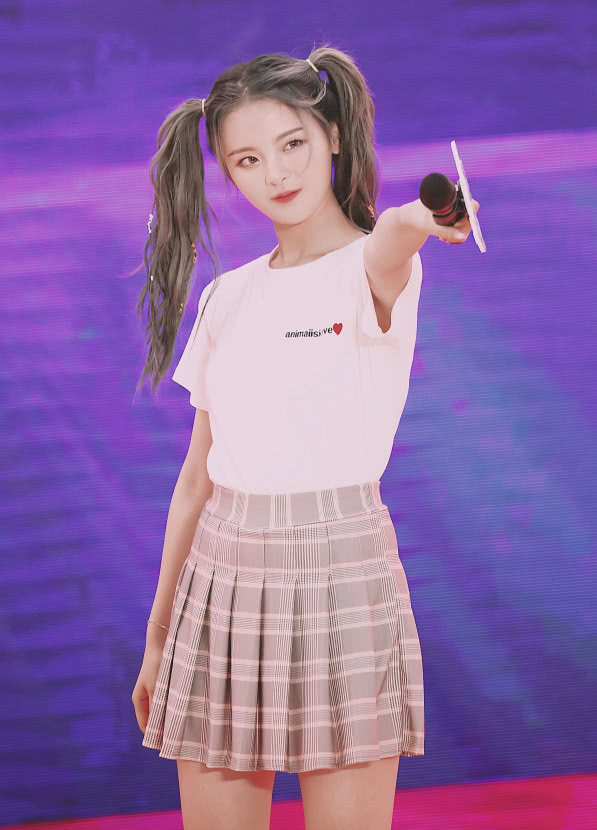 孟美岐和杨超越同框,一个爱秀腰,另一个爱秀腿,团粉都炸锅了