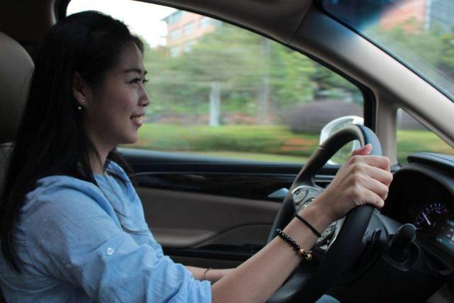 考了驾照上路注意什么,为什么考驾照一次过反而不会开车