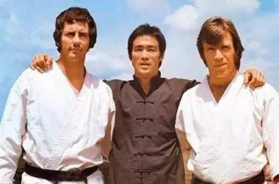 李小龙从叶问背后走过去,李小龙从徒弟到守墓人