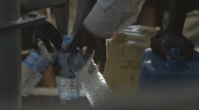 用零花钱给非洲挖了1000多口井，只因孩子的眼泪是那里最干净的水