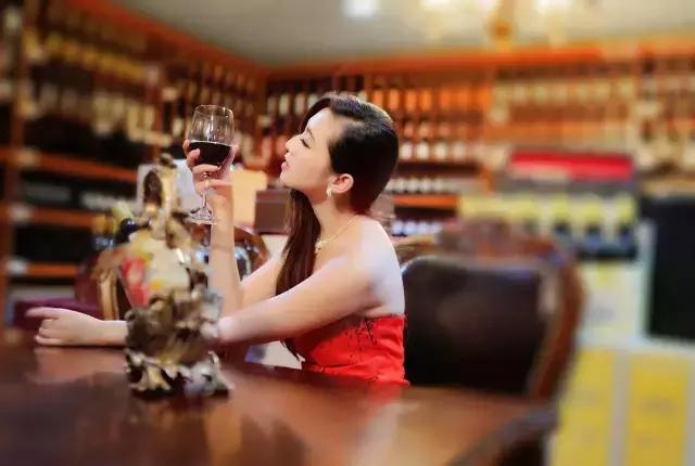 会喝酒的女人经典美句,会喝酒的女人气质好