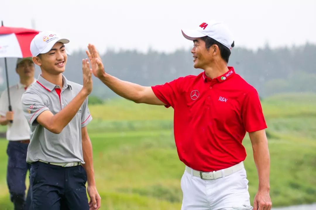 一起来战梁文冲空降2019亲子挑战赛总决赛强强对决燃爆雨中战场