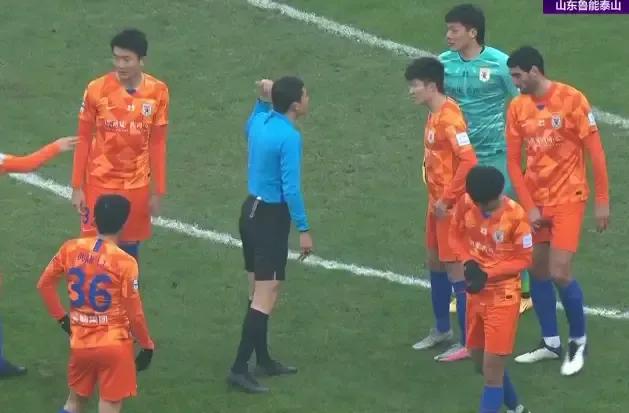 鲁能争议判罚视频回放,裁判对鲁能争议判罚集锦