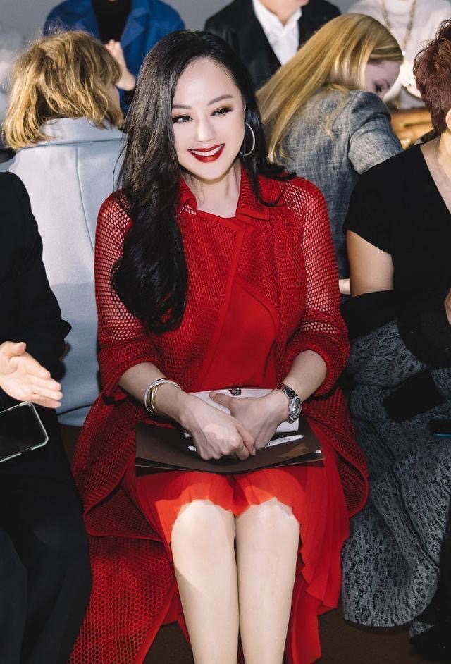 微胖的章小蕙才是真贵妇，穿红色网纱裙成熟优雅，名媛气质藏不住