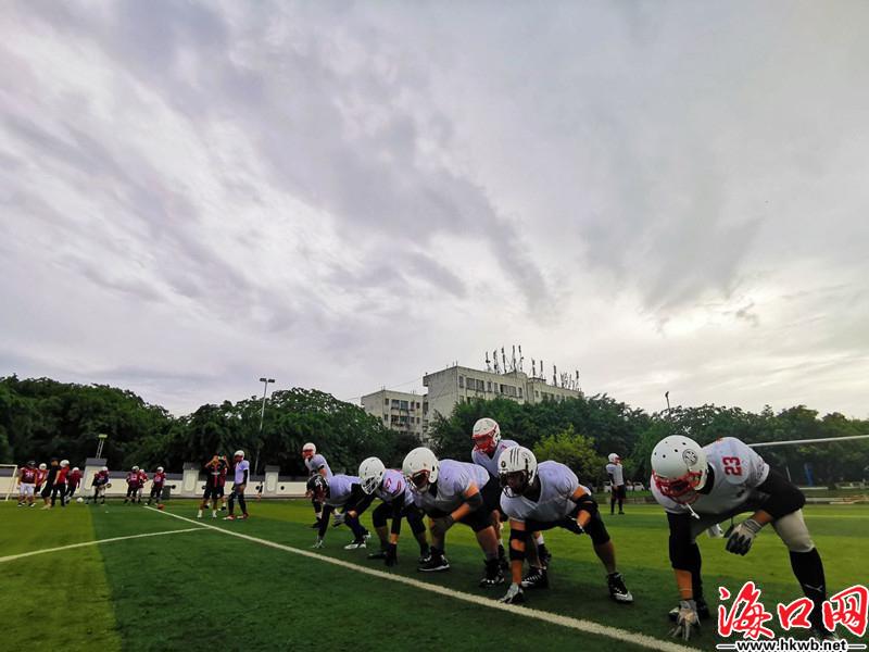 中国第一美式橄榄球队,海南第一支篮球队
