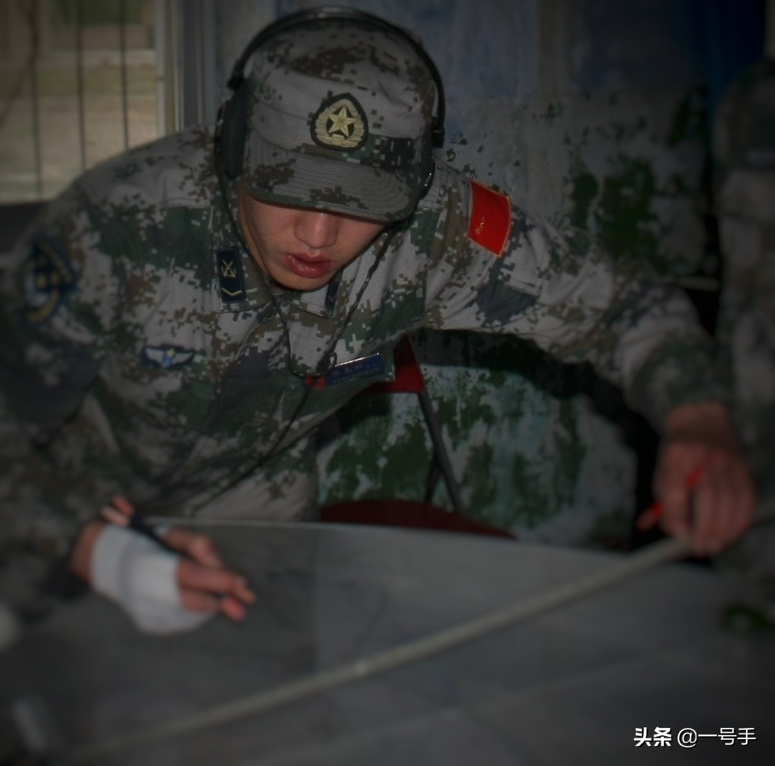 标图员玩转笔好比耍杂技，解锁这项绝活。