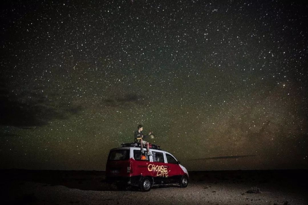 95后开着五菱环游世界,95后开面包车环游世界