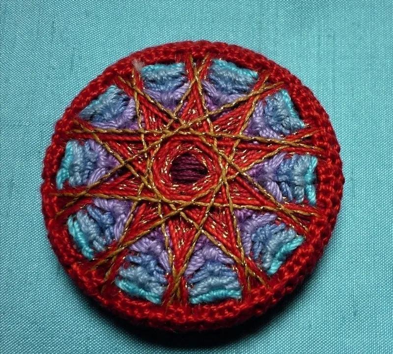 一个圆周边加一点装饰,用彩线做简单的小装饰