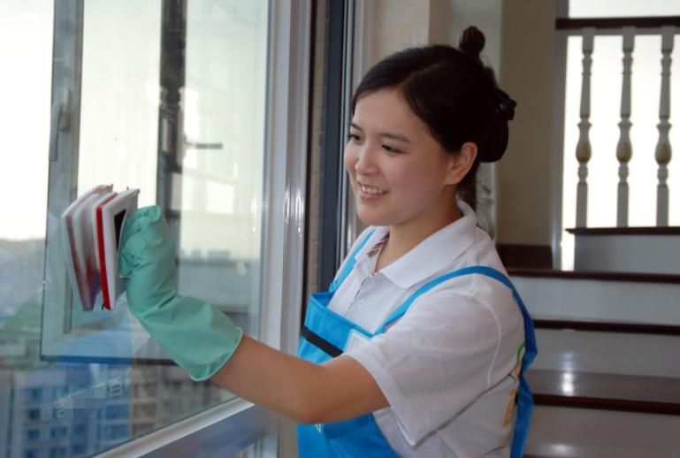 住家家庭老师薪资,做家政的老师一般工资多少