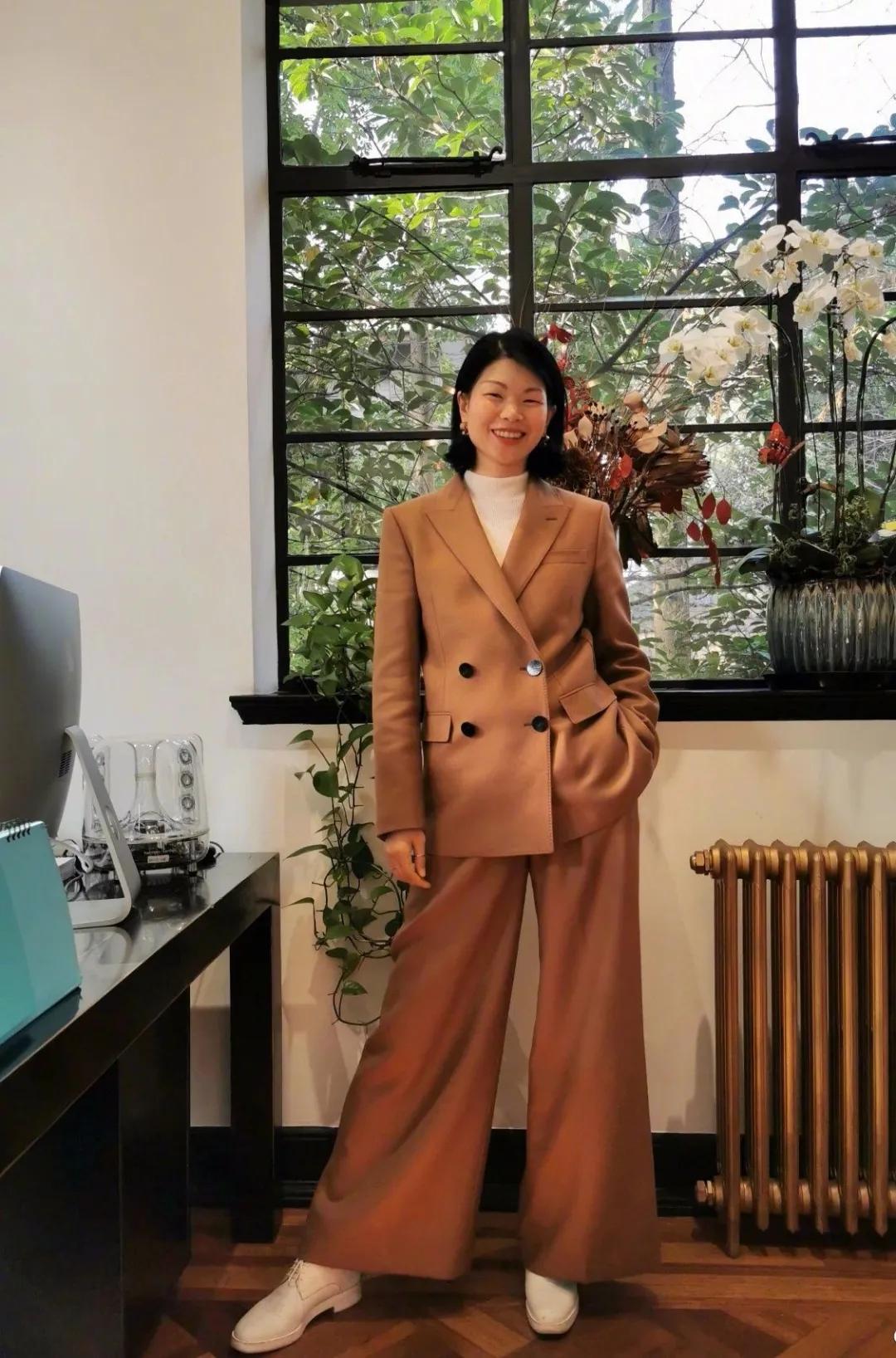 这位超模以“丑”出名,嫁法国富豪老公生帅儿子,38岁红遍全球