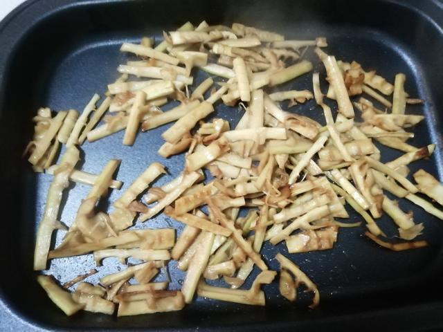 带皮新鲜小竹笋春笋怎么做才好吃,油焖春笋少油