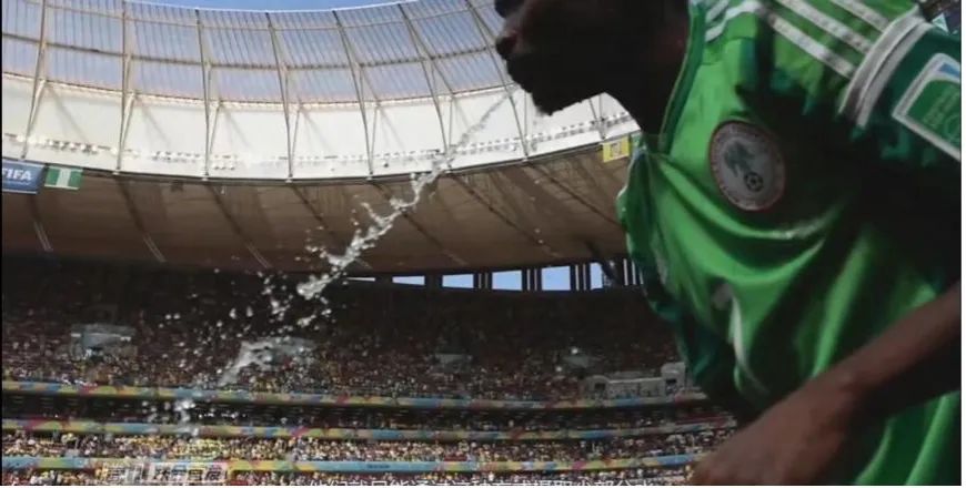 足球运动员喝水吐出来的原因揭秘,足球运动员为什么喝水要吐出来