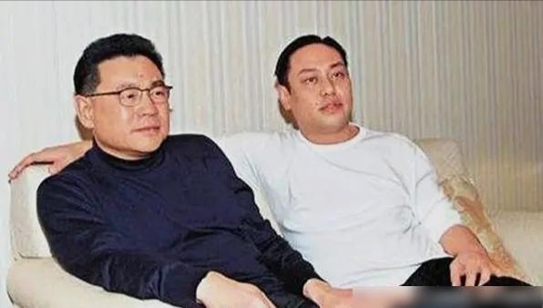 本是美艳无双的长相，却甘愿成为富豪们的“猎物”，耗尽青春