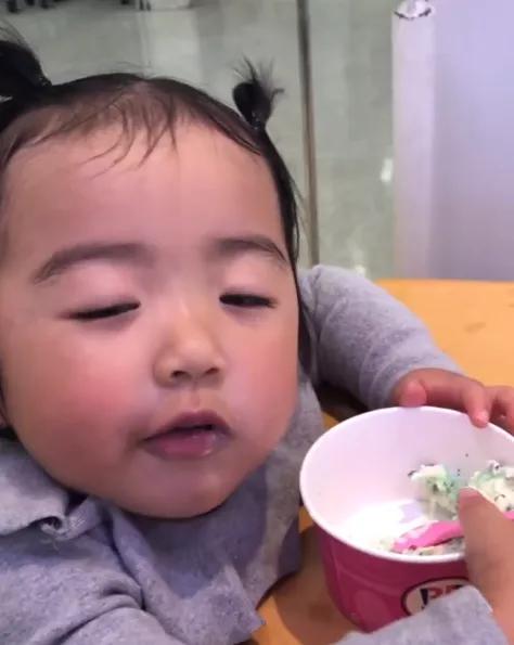 晒女儿搞怪丑萌照,亲妈狂晒女儿丑照