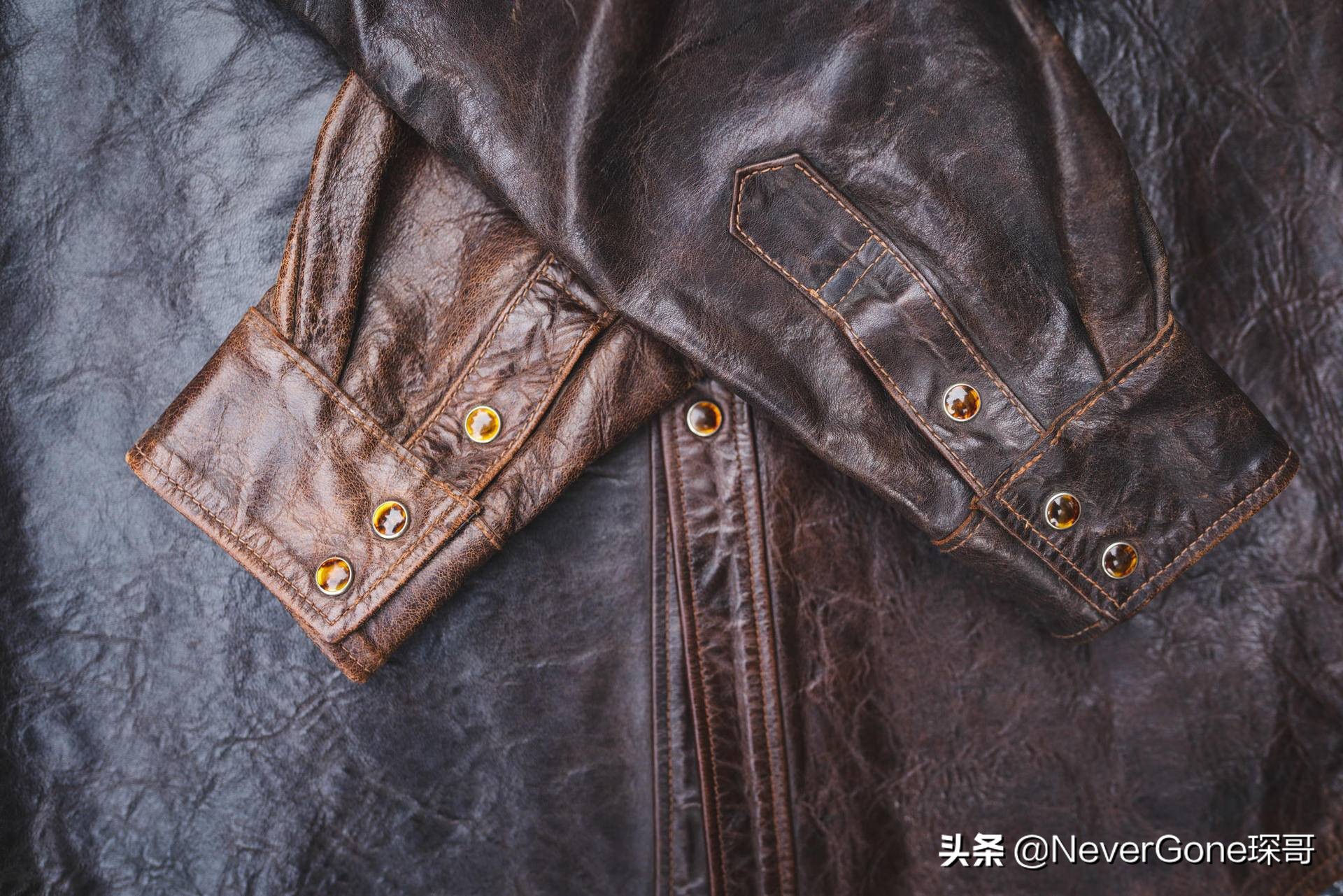 一件美特斯邦威衬衫,一件橘色衬衣