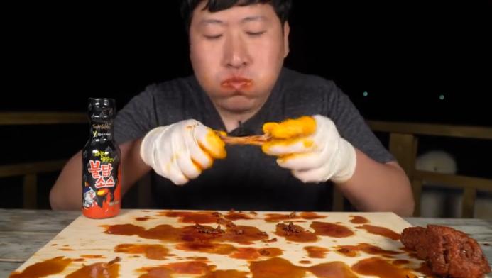 大胃王吃100个炸鸡腿,大胃王吃炸鸡腿视频