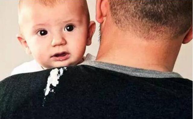 宝宝吐奶怎么办要不要喂奶,宝宝吐奶怎么办最全指南在这里