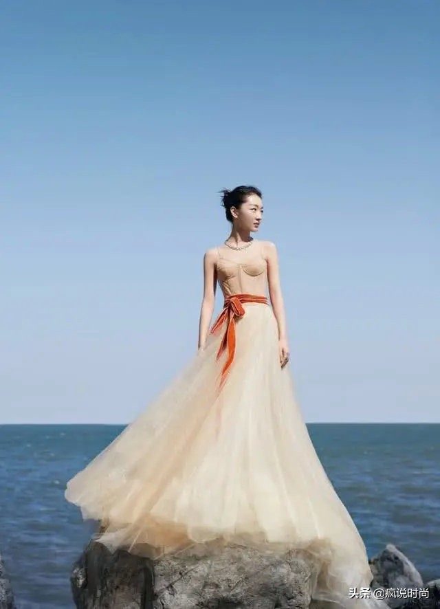 周冬雨西装露脐装内搭,周冬雨大胆穿搭