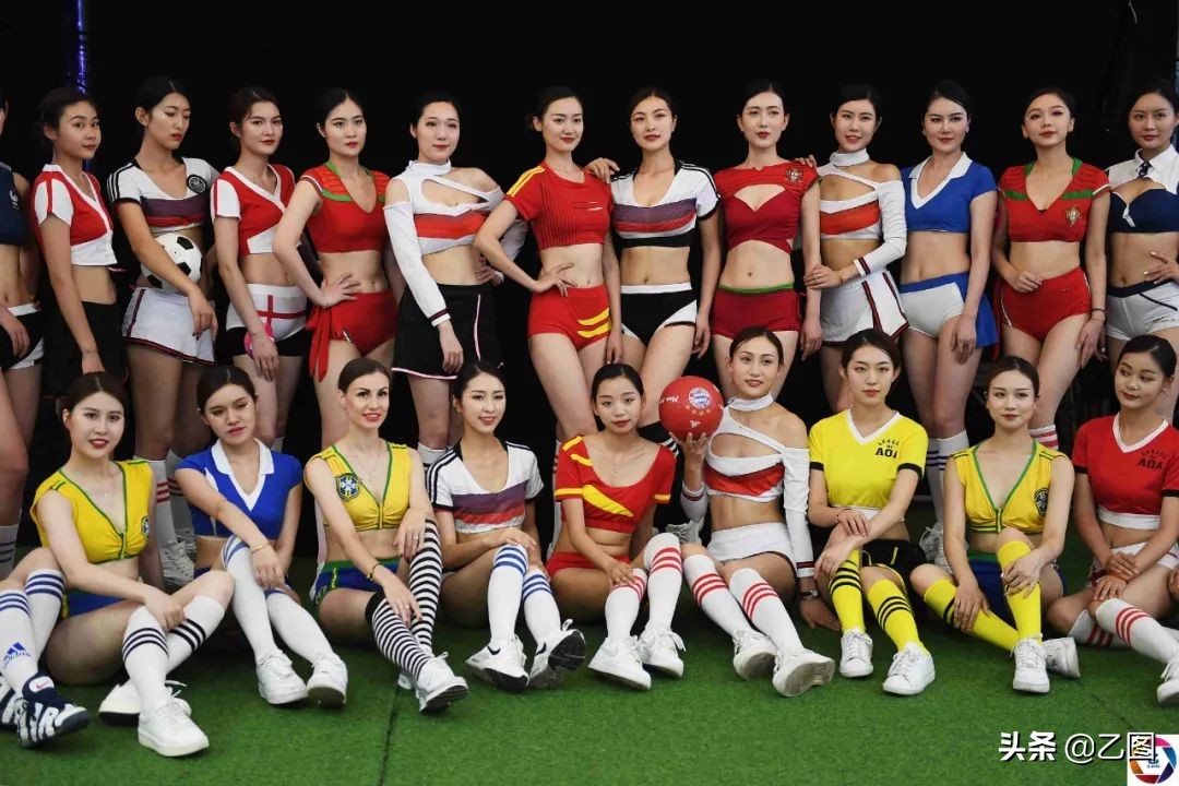 欧洲杯开幕式模特,欧洲杯开幕式拿球小美女