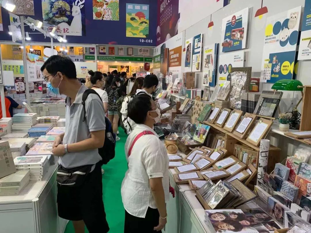 香港亚洲博览馆后疫情时代,香港书展周日爆棚场内外人潮涌动