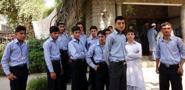 中国高中的校服跟日本校服对比,世界上各国小学校服大比拼