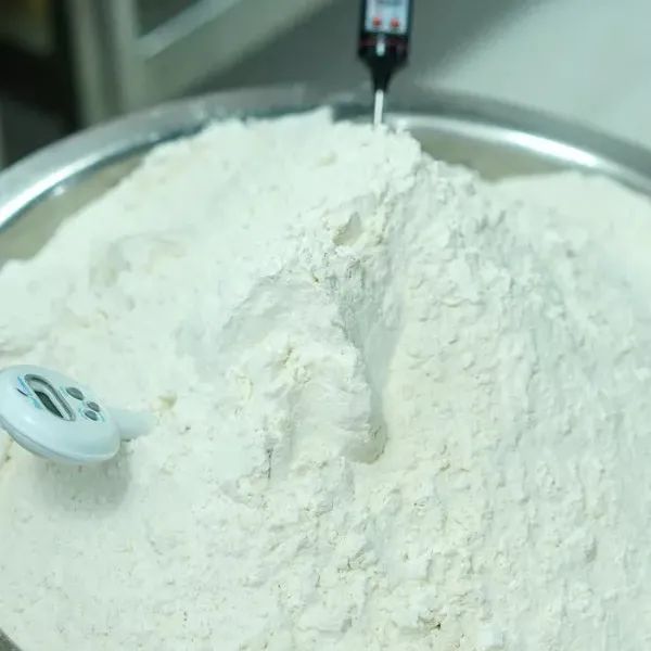 和面发酵后很粘,和面面团里都是气泡