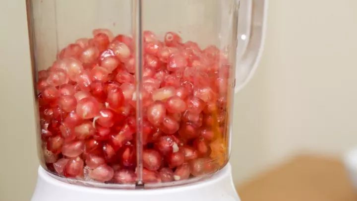 水嫩桃胶银耳露做法,美容养颜桃胶西米露