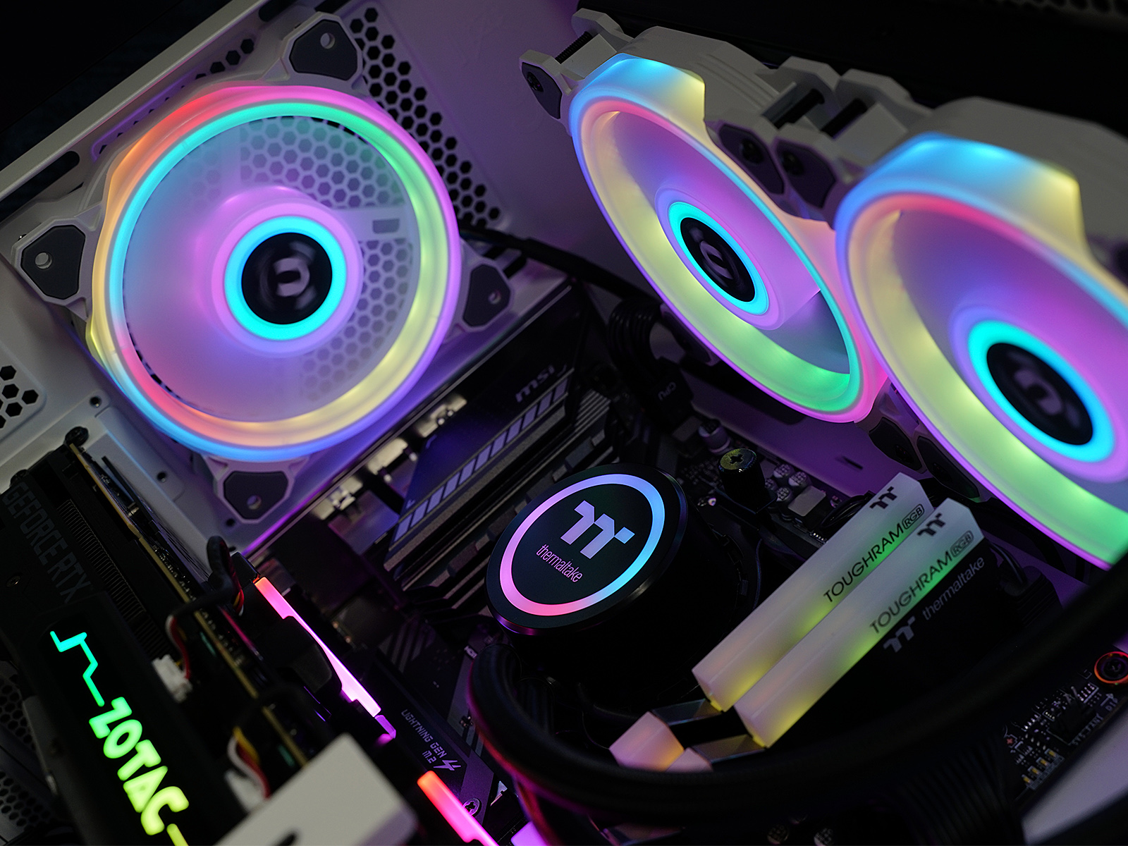 秀桌面：送老婆RGB全家桶PC，钱都花在光效上的感觉真棒