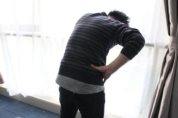 为什么有些男的腿毛少,男生为什么腿毛越来越多