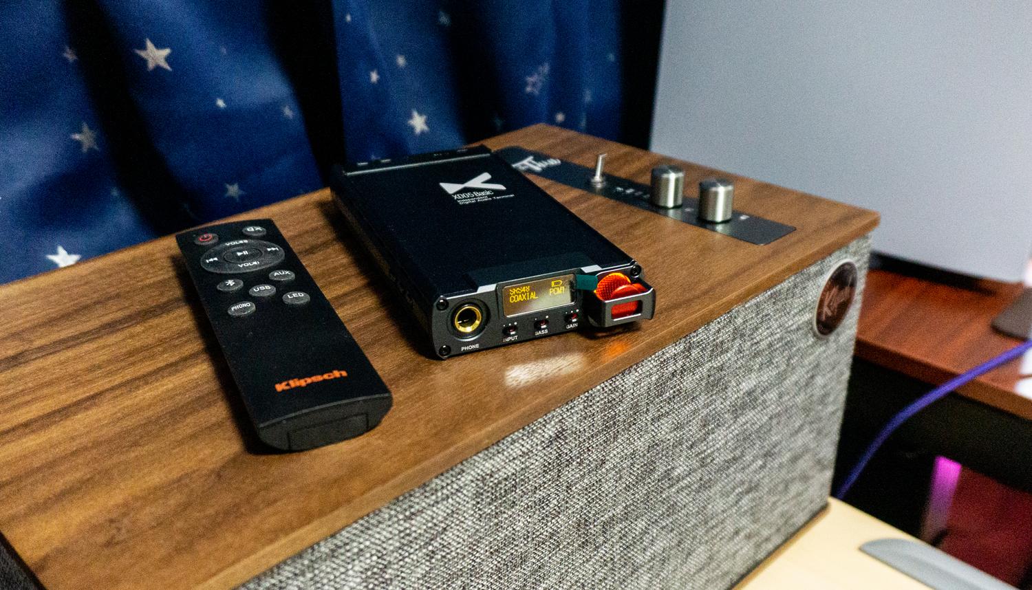 游戏宅的电脑桌面,游戏头戴式耳机rog棱镜s