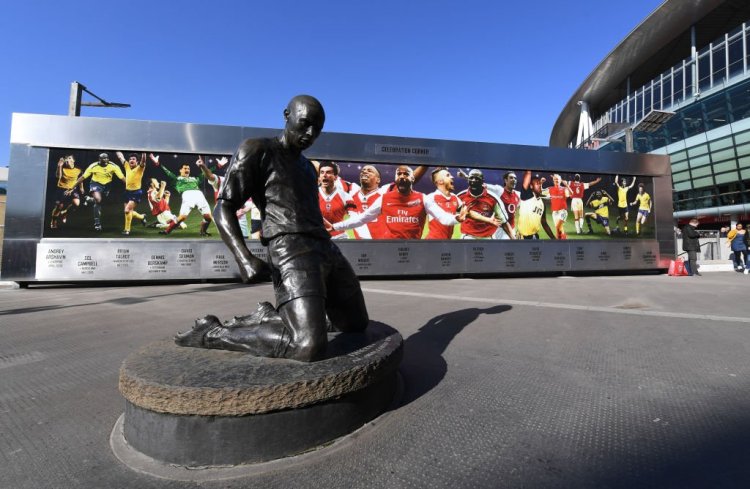 阿森纳致敬温格,温格立像