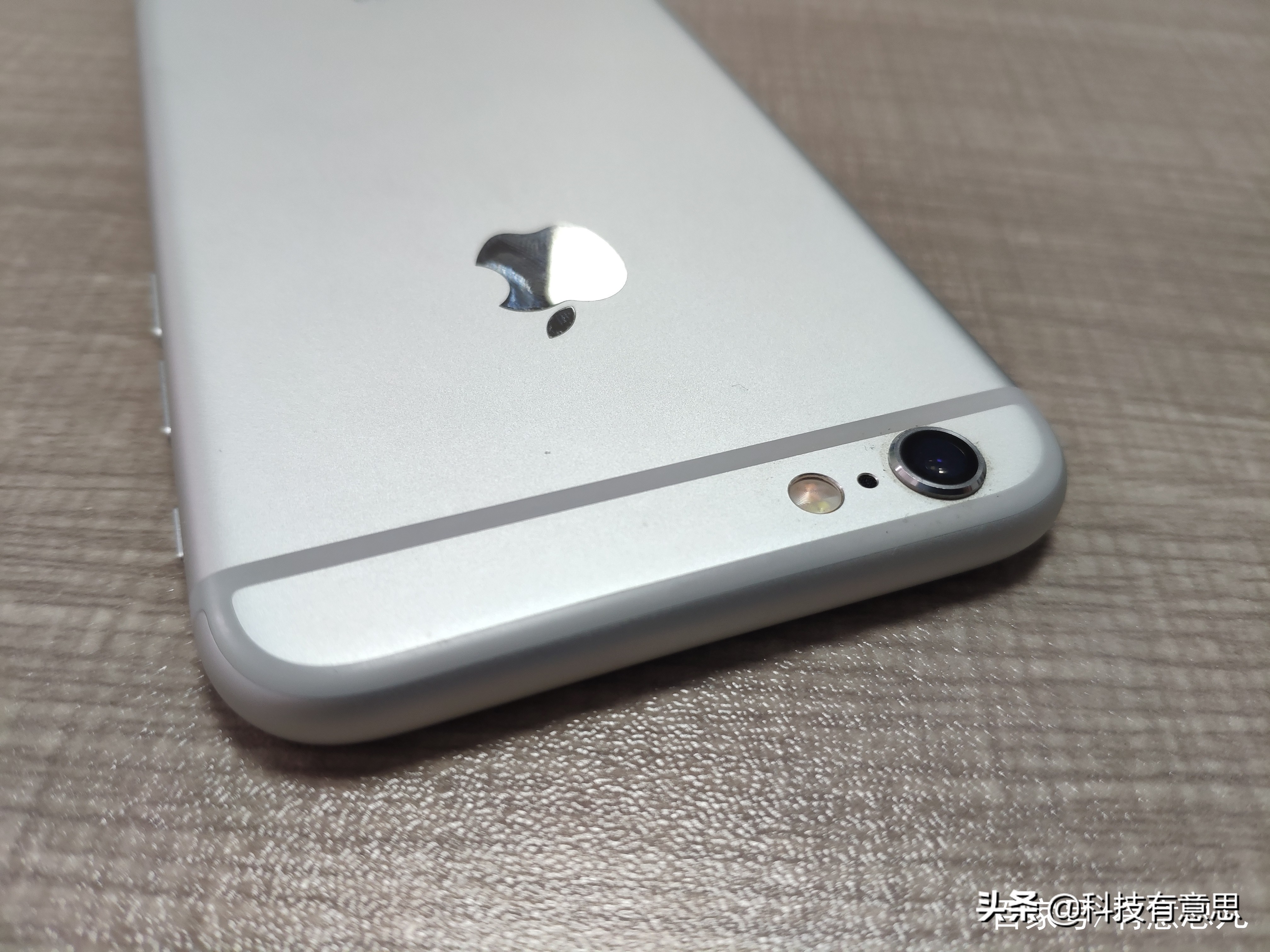 iphone6s掉进水开不了机怎么办,苹果6s掉水里挽救措施