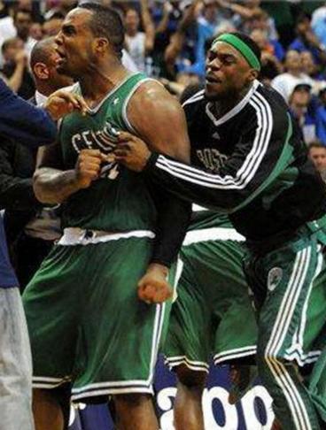 NBA球员的5大怪癖：马龙一个赛季不肯换袜子，2大*男猛**却爱美甲